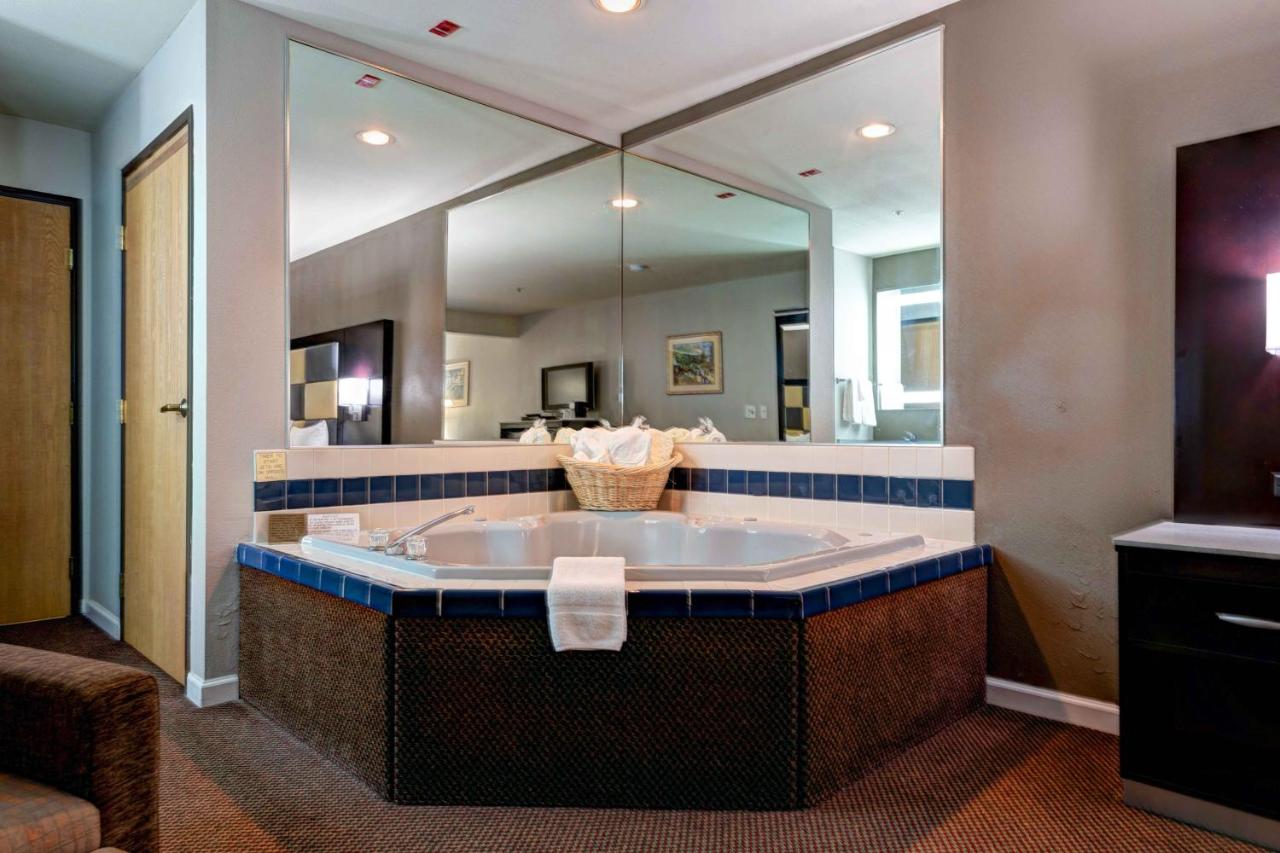 King Suite with Spa Bath at SureStay Plus Hotel by Best Western Redding