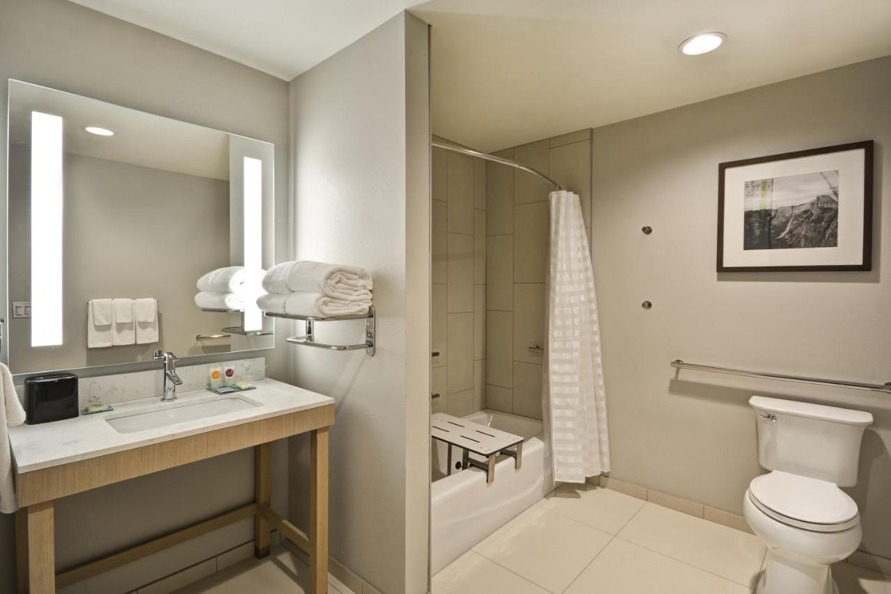 Room, 1 King (Ada W/ Tub) at Hyatt Place Fresno