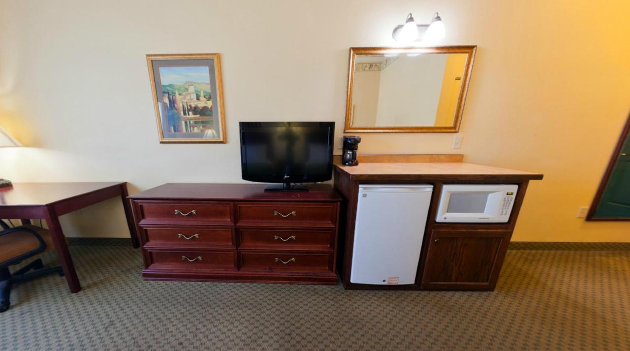 | Country Inn & Suites by Radisson, St. Cloud East, MN