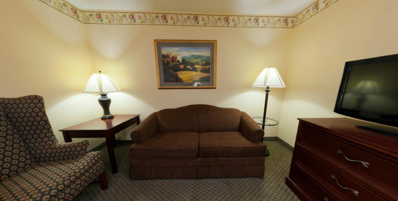 | Country Inn & Suites by Radisson, St. Cloud East, MN