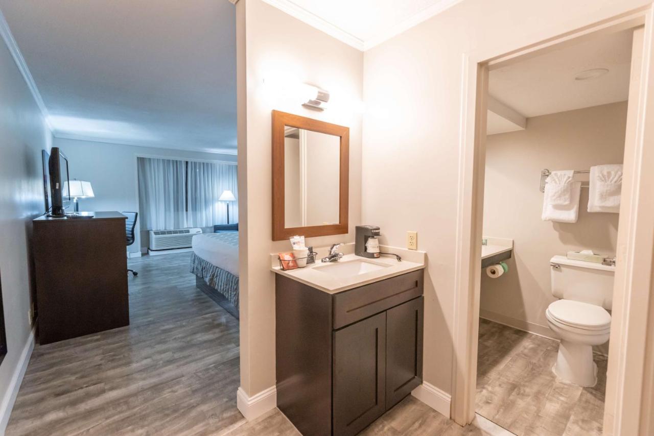 King Room - Non-Smoking/Renovated at SureStay Plus Hotel by Best Western Lehigh Valley