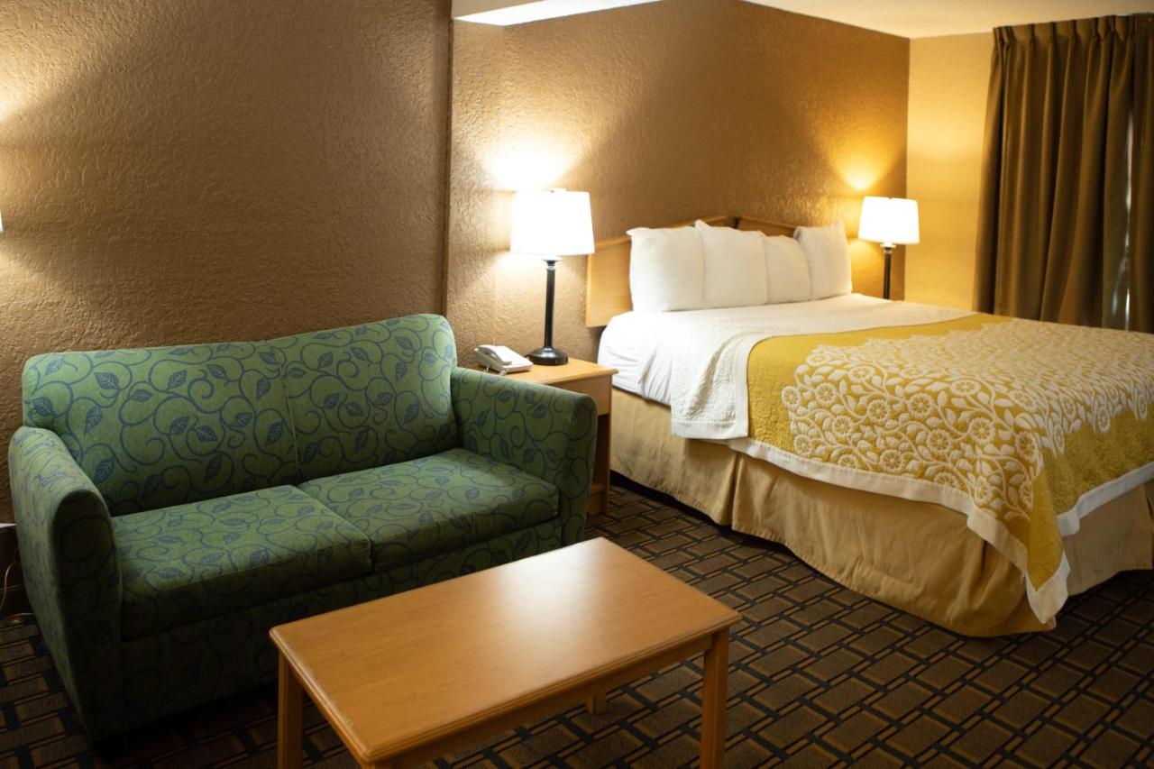 Queen Room - Non-Smoking at Days Inn by Wyndham Fairmont