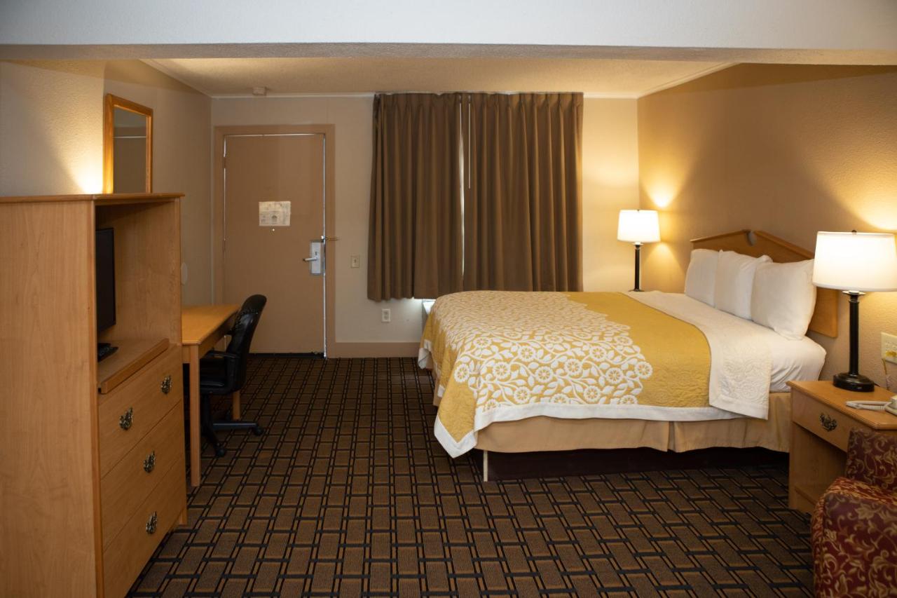 Queen Room - Non-Smoking at Days Inn by Wyndham Fairmont