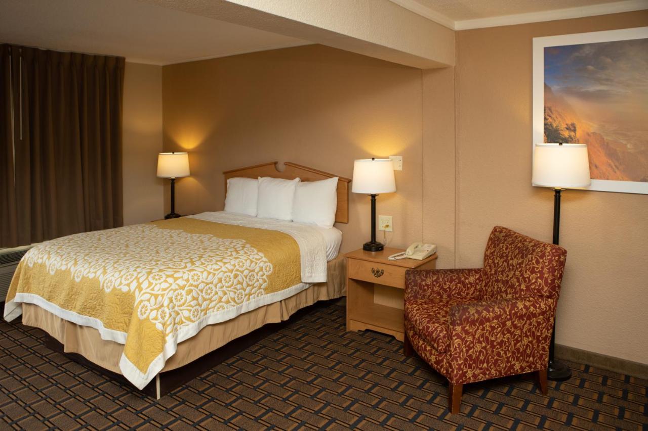 Queen Room - Non-Smoking at Days Inn by Wyndham Fairmont