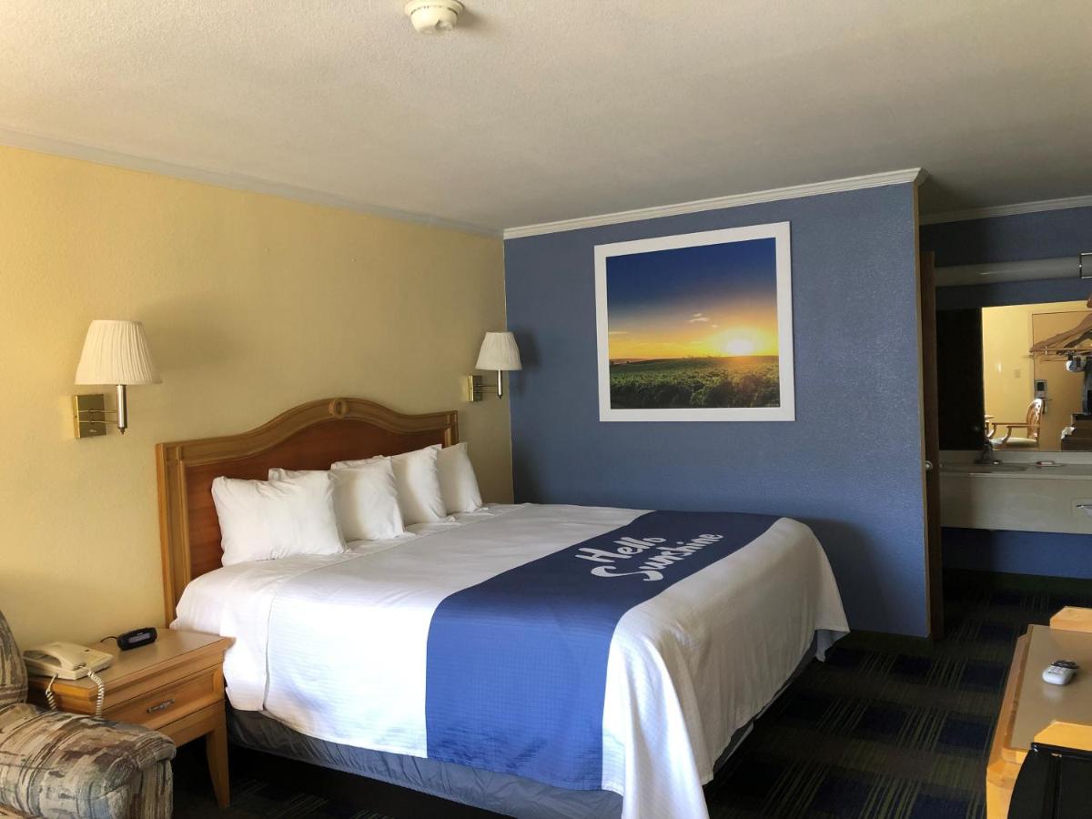 King Room - Disability Access/Non-Smoking at Days Inn by Wyndham Alamogordo/White Sands