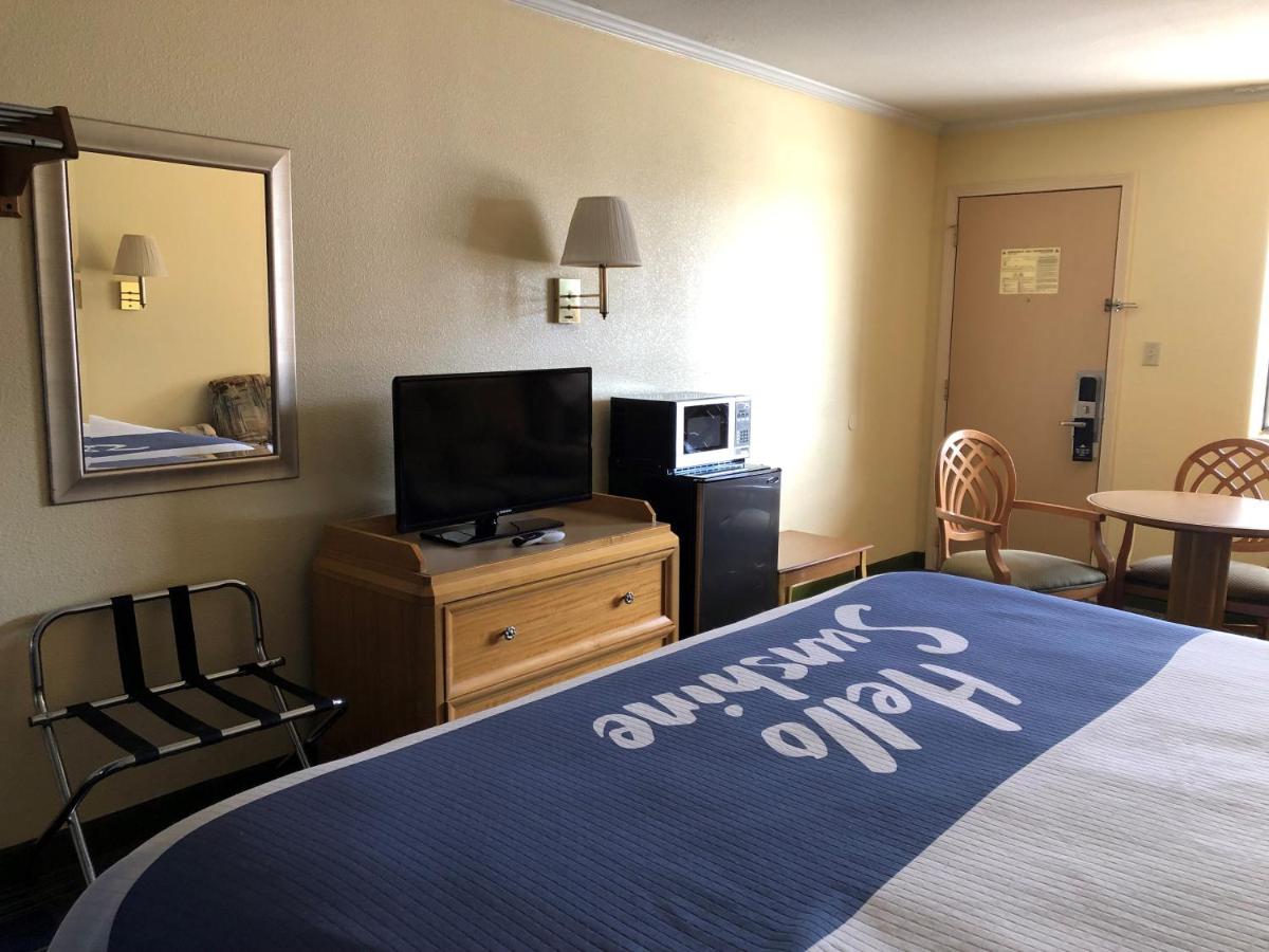 King Room - Disability Access/Non-Smoking at Days Inn by Wyndham Alamogordo/White Sands