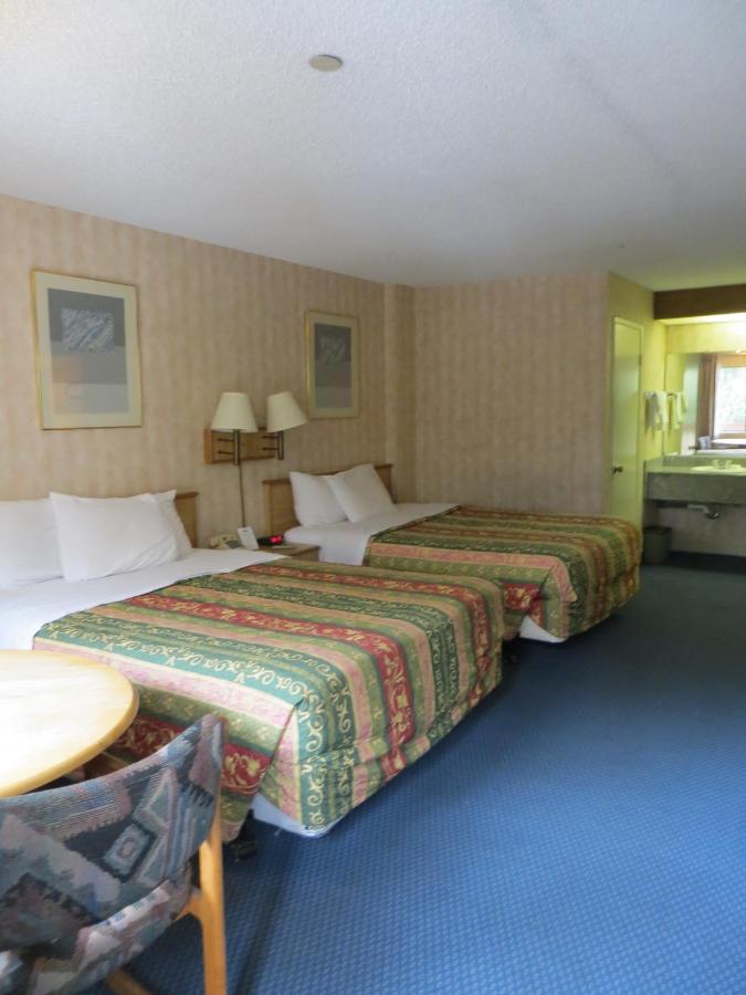 Deluxe Queen Room with Two Queen Beds - Non-Smoking at Grand Park Inn Anaheim Maingate