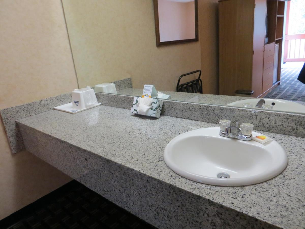 Queen Room with Two Queen Beds - Smoking at Grand Park Inn Anaheim Maingate