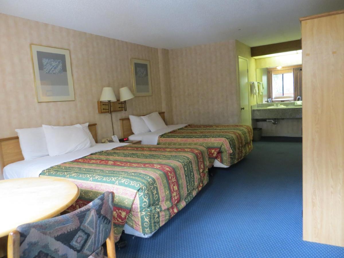 Queen Room with Two Queen Beds - Smoking at Grand Park Inn Anaheim Maingate