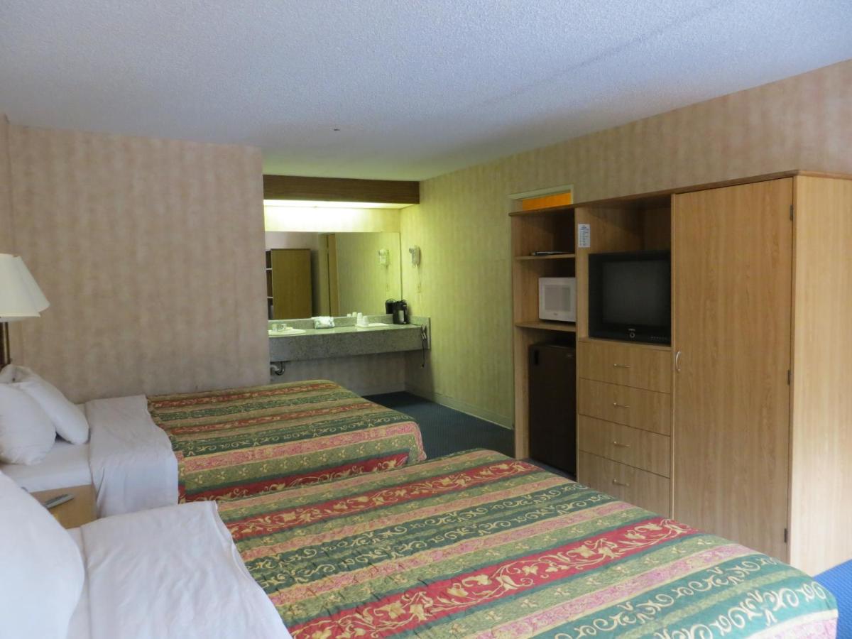 Queen Room with Two Queen Beds - Smoking at Grand Park Inn Anaheim Maingate