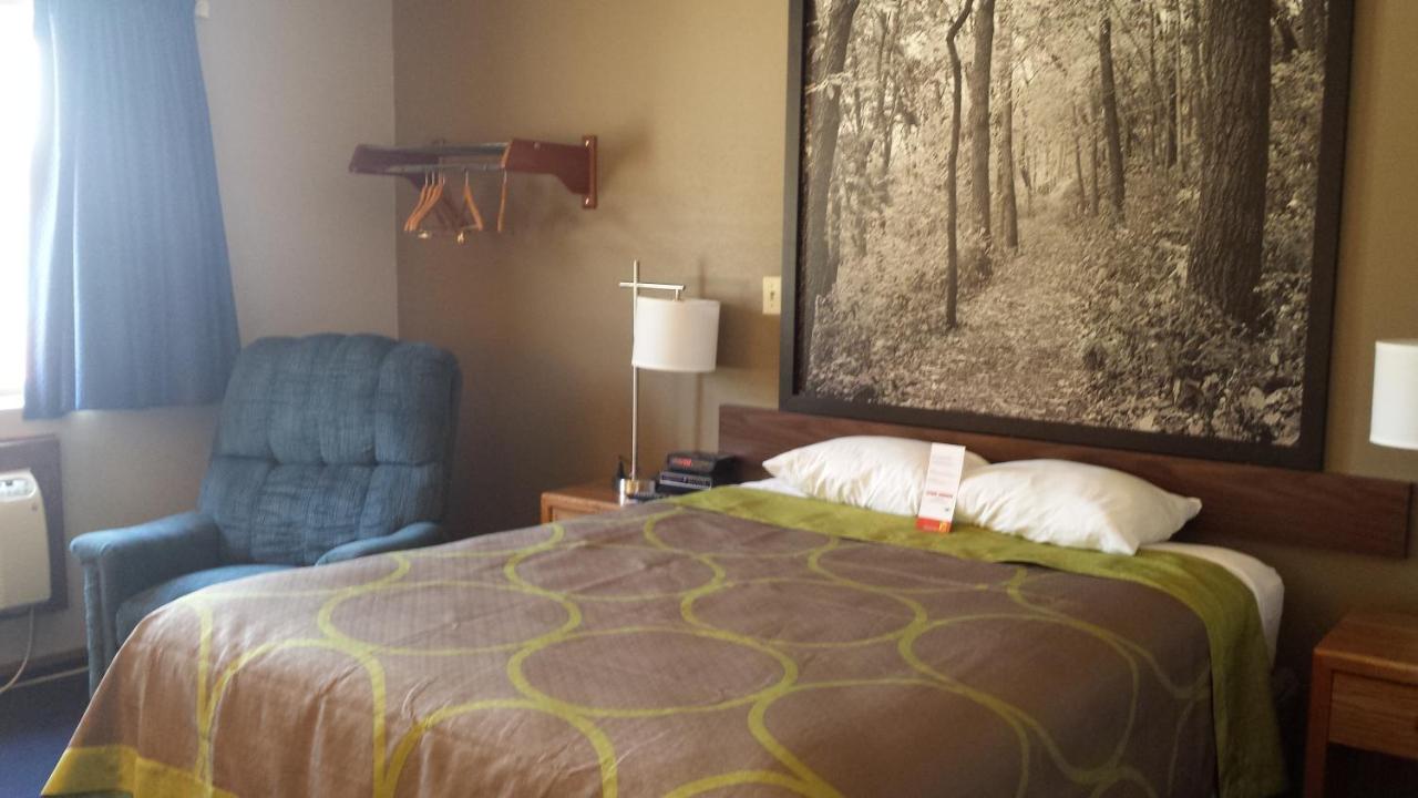 Queen Room - Non-Smoking at Super 8 by Wyndham Pella