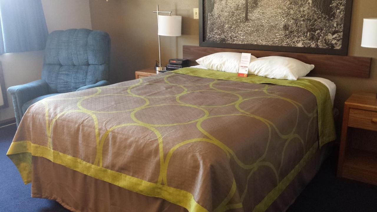 Queen Room - Non-Smoking at Super 8 by Wyndham Pella