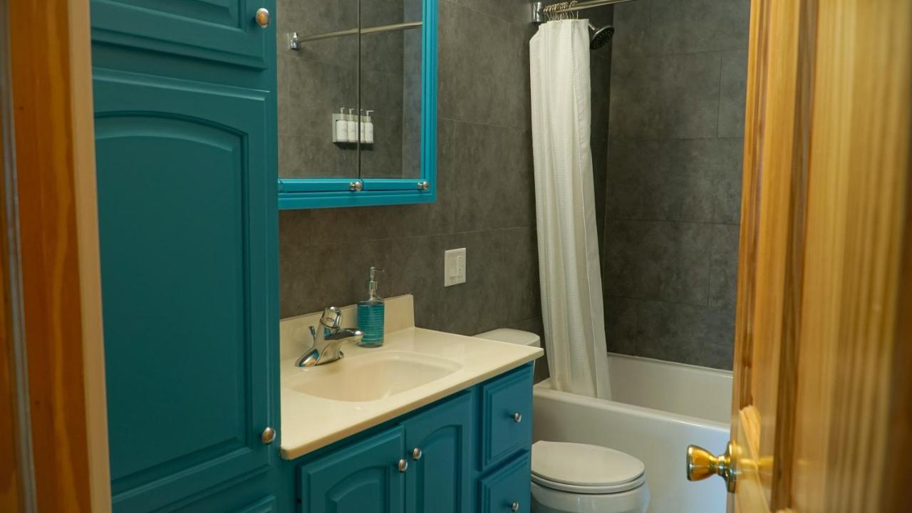 Suite with Lake View at Alexanders Landing