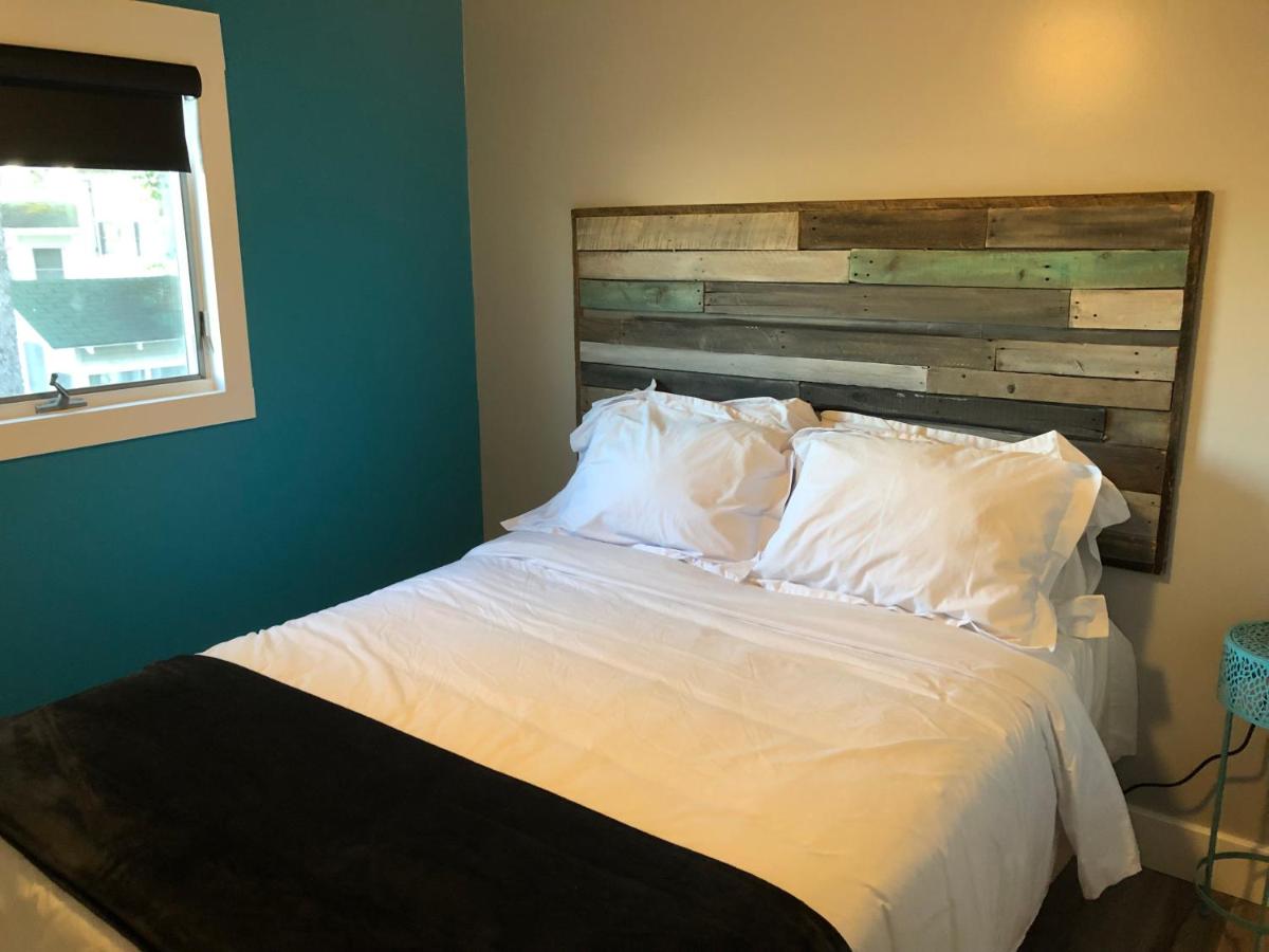 Two-Bedroom Apartment at Alexanders Landing