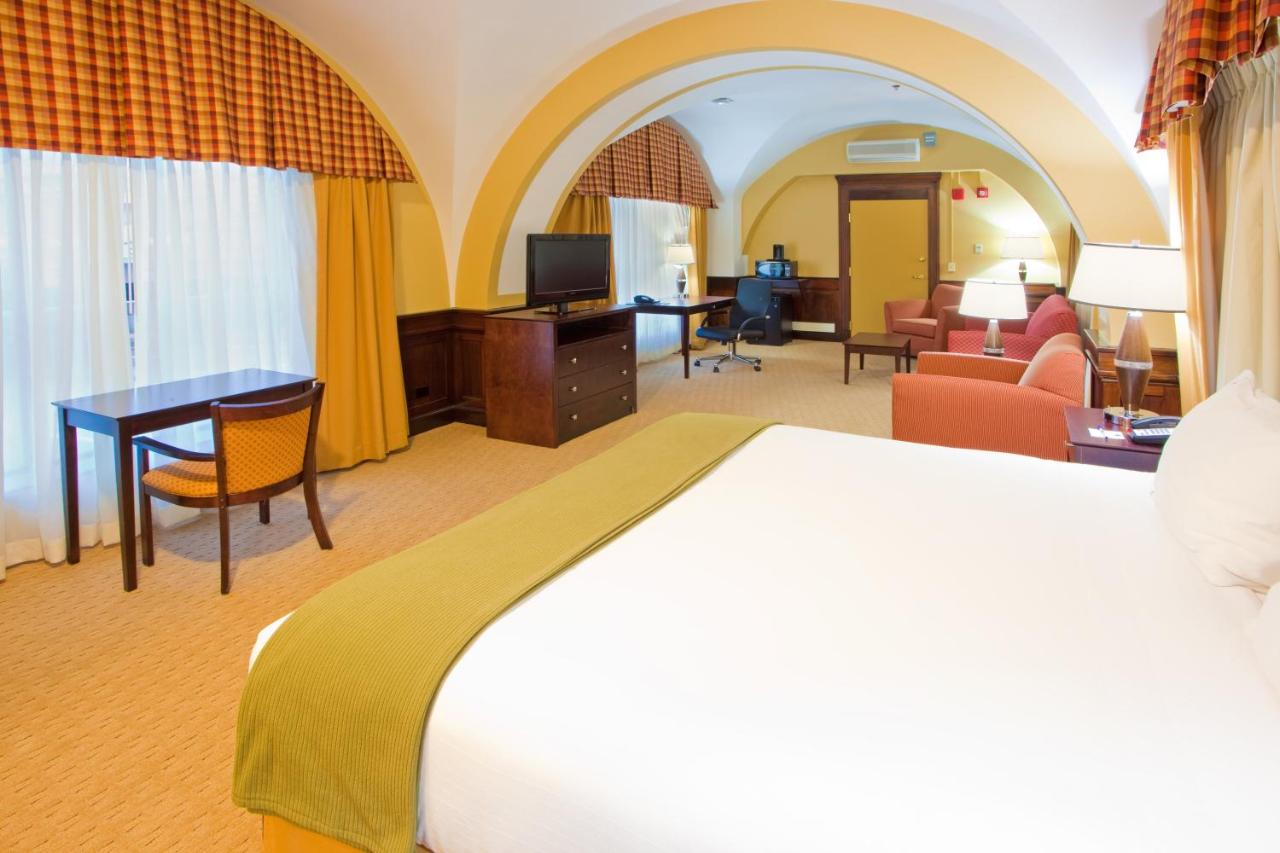 King Suite - Disability Access at Holiday Inn Express Baltimore Downtown, an IHG Hotel
