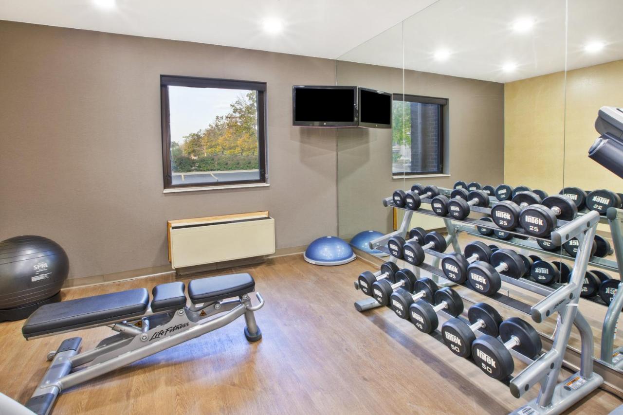  | Holiday Inn Express Detroit-Warren/General Motors Technology Center, an IHG Hotel