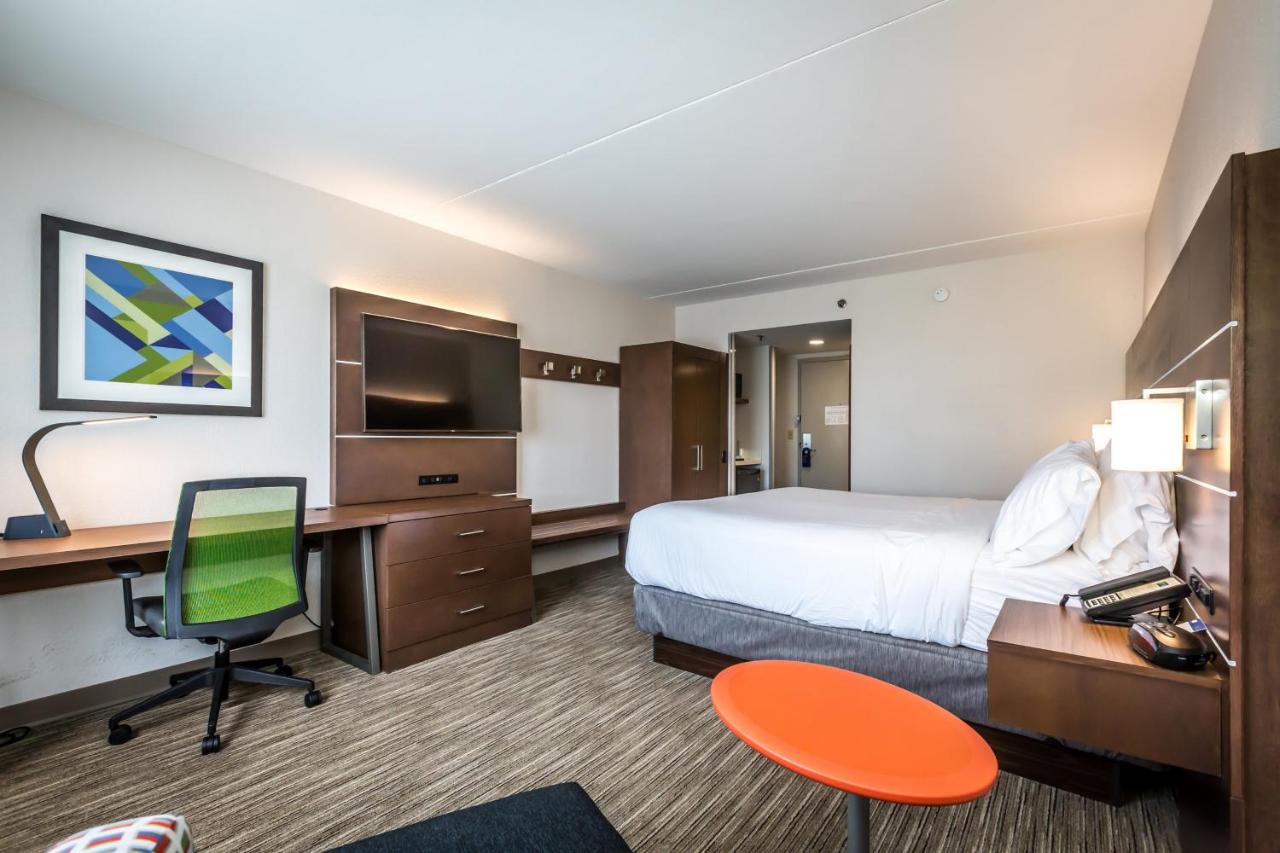 King Room - Hearing Accessible - Roll-in Shower at Holiday Inn Express Exton by IHG