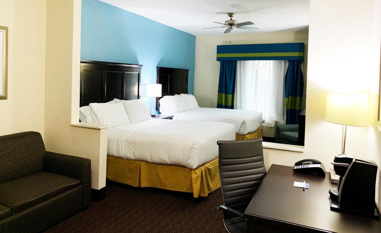 Deluxe Queen Suite at Holiday Inn Express Hotel & Suites Gainesville by IHG