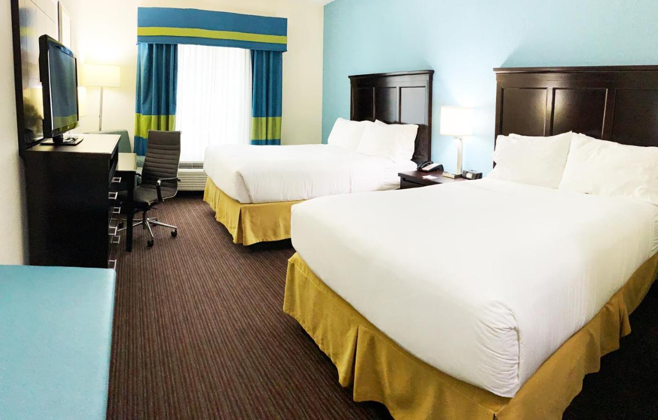 Queen Room with Two Queen Beds at Holiday Inn Express Hotel & Suites Gainesville by IHG
