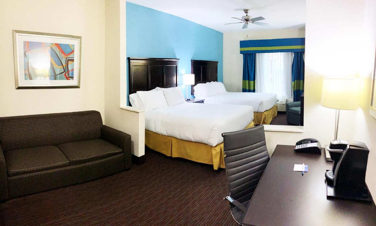 Deluxe Queen Suite at Holiday Inn Express Hotel & Suites Gainesville by IHG