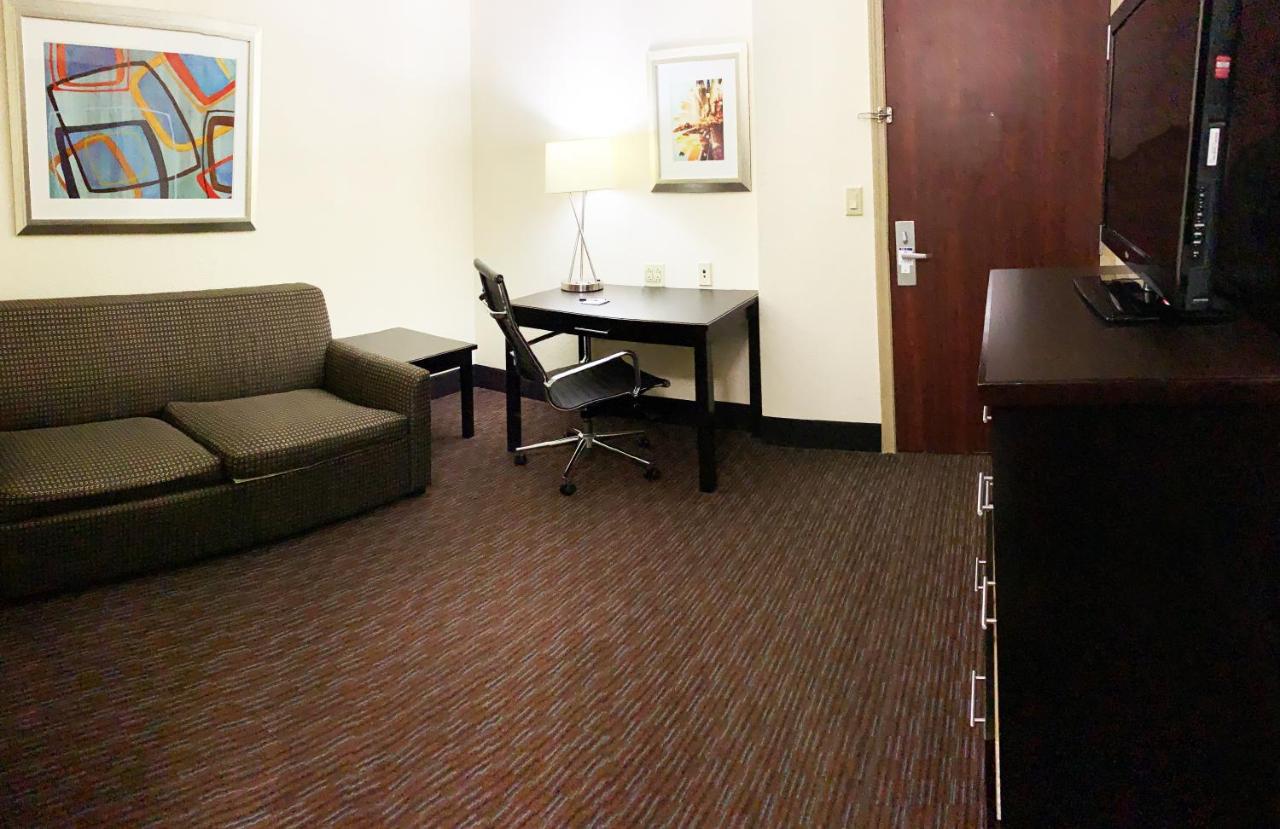 Deluxe Queen Suite at Holiday Inn Express Hotel & Suites Gainesville by IHG