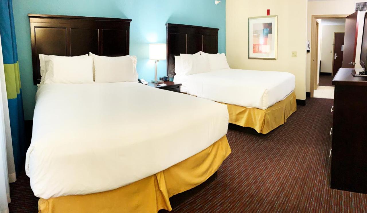 Deluxe Queen Suite at Holiday Inn Express Hotel & Suites Gainesville by IHG