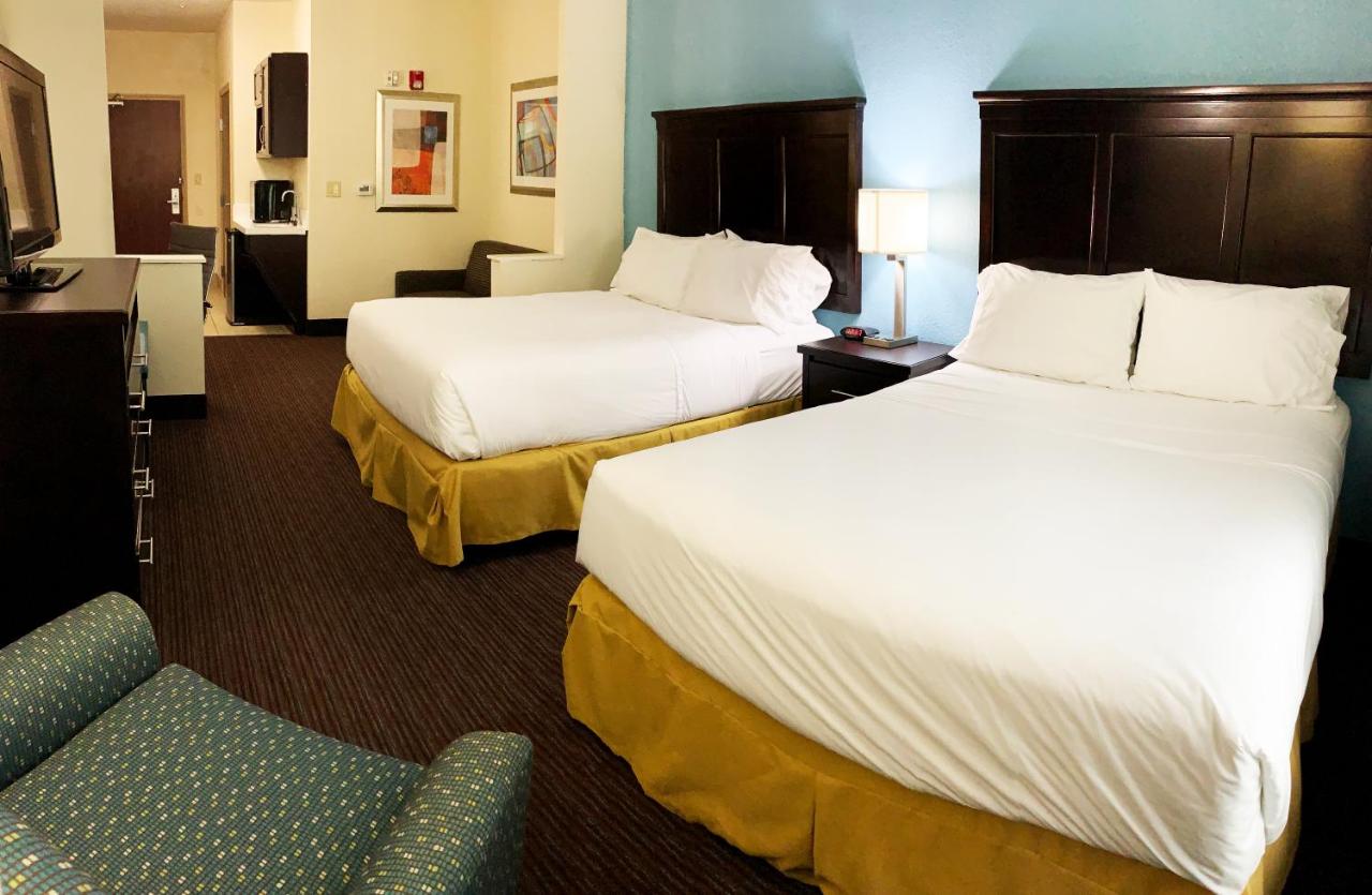 Deluxe Queen Suite at Holiday Inn Express Hotel & Suites Gainesville by IHG