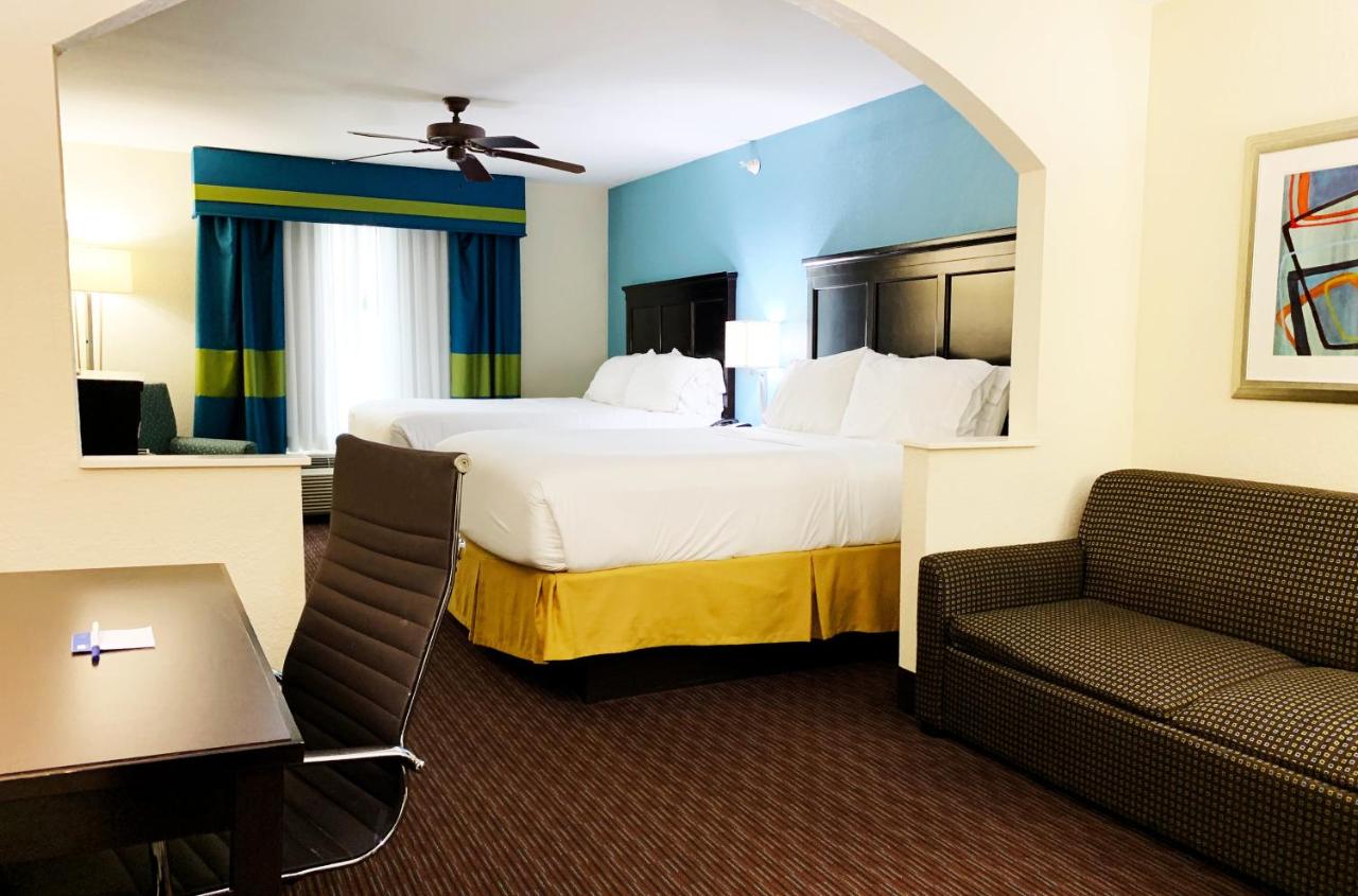 Deluxe Queen Suite at Holiday Inn Express Hotel & Suites Gainesville by IHG