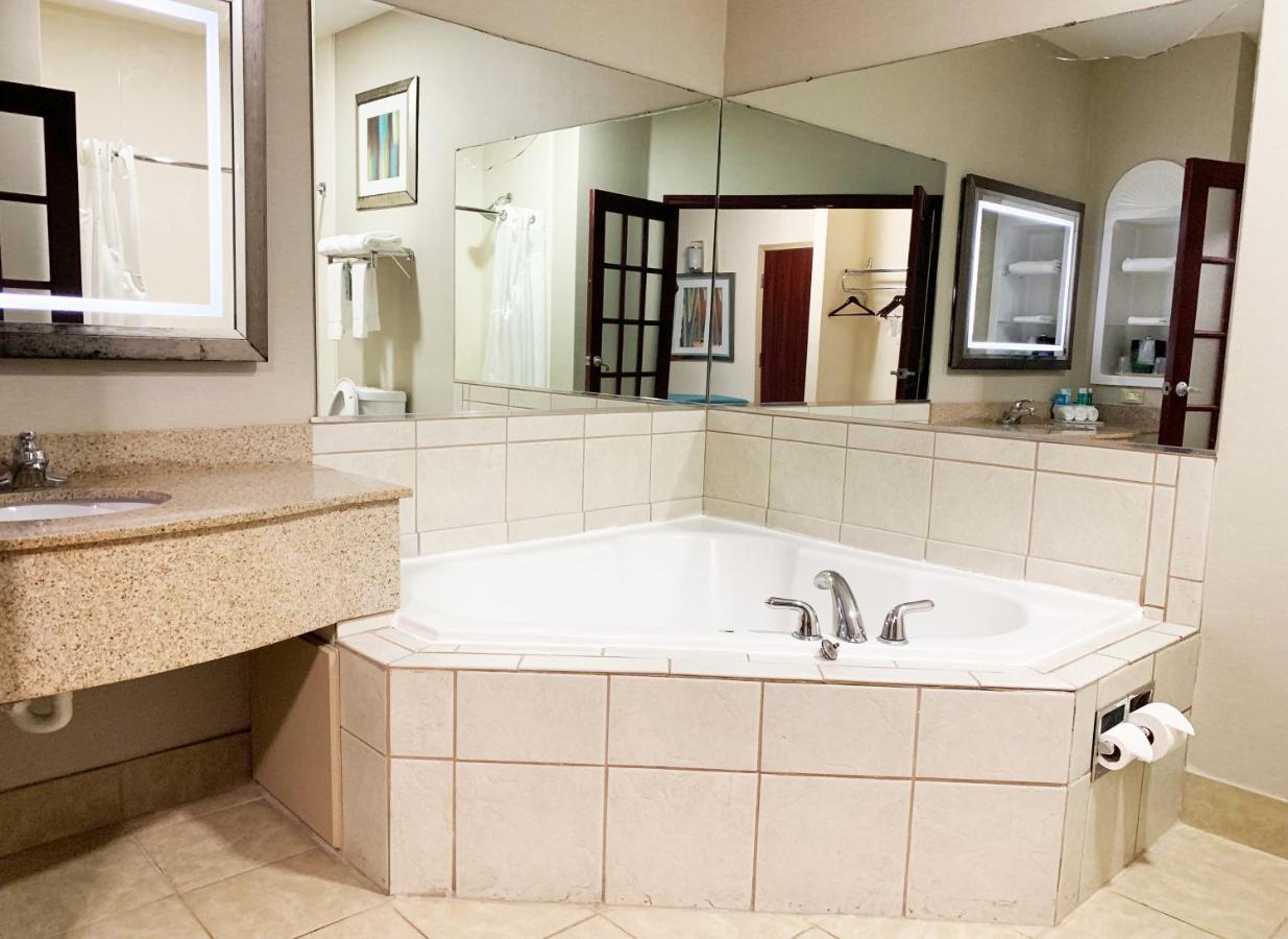 King Suite with Spa Bath - Non-Smoking at Holiday Inn Express Hotel & Suites Gainesville by IHG