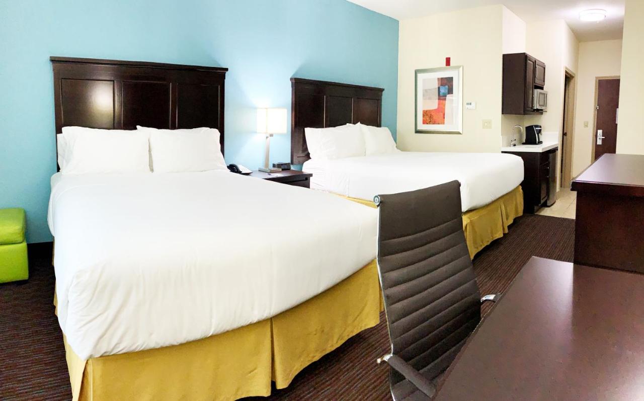 Queen Room with Two Queen Beds at Holiday Inn Express Hotel & Suites Gainesville by IHG