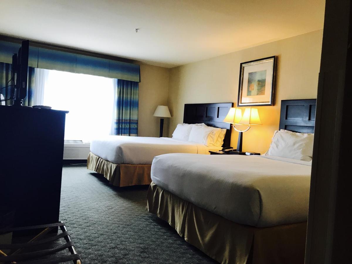| Holiday Inn Express Fort Bragg, an IHG Hotel