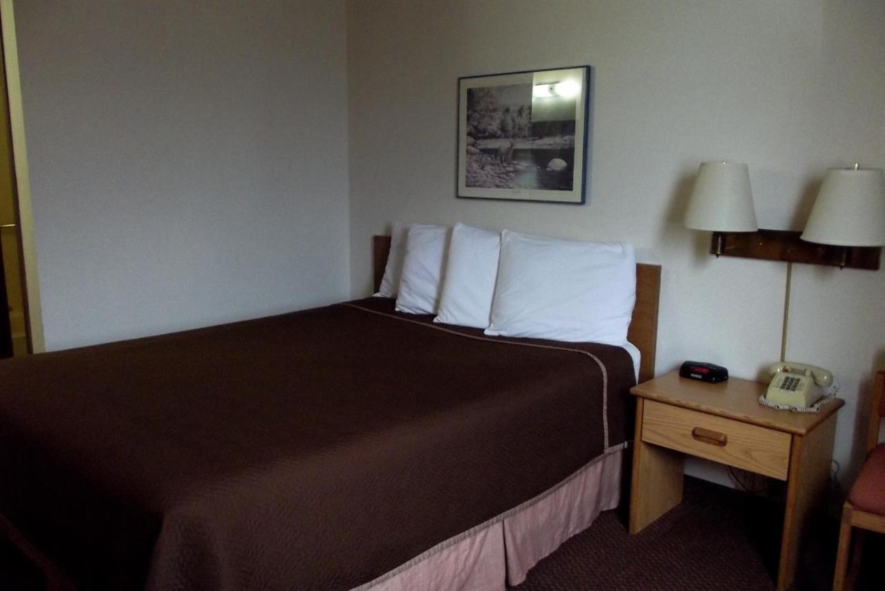 Queen Room - Non-Smoking at Travelodge by Wyndham Elko NV