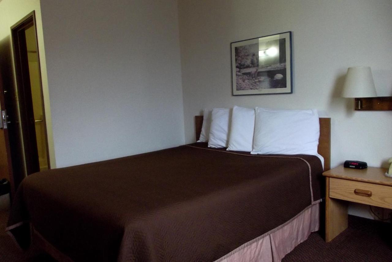 Queen Room - Non-Smoking at Travelodge by Wyndham Elko NV