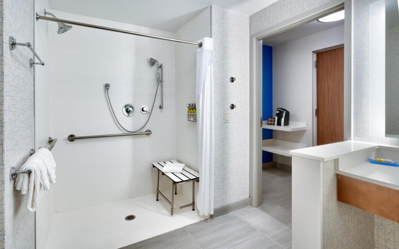 Suite - Mobility Access Roll in Shower/Non-Smoking at Holiday Inn Express & Suites Gainesville I-75 by IHG