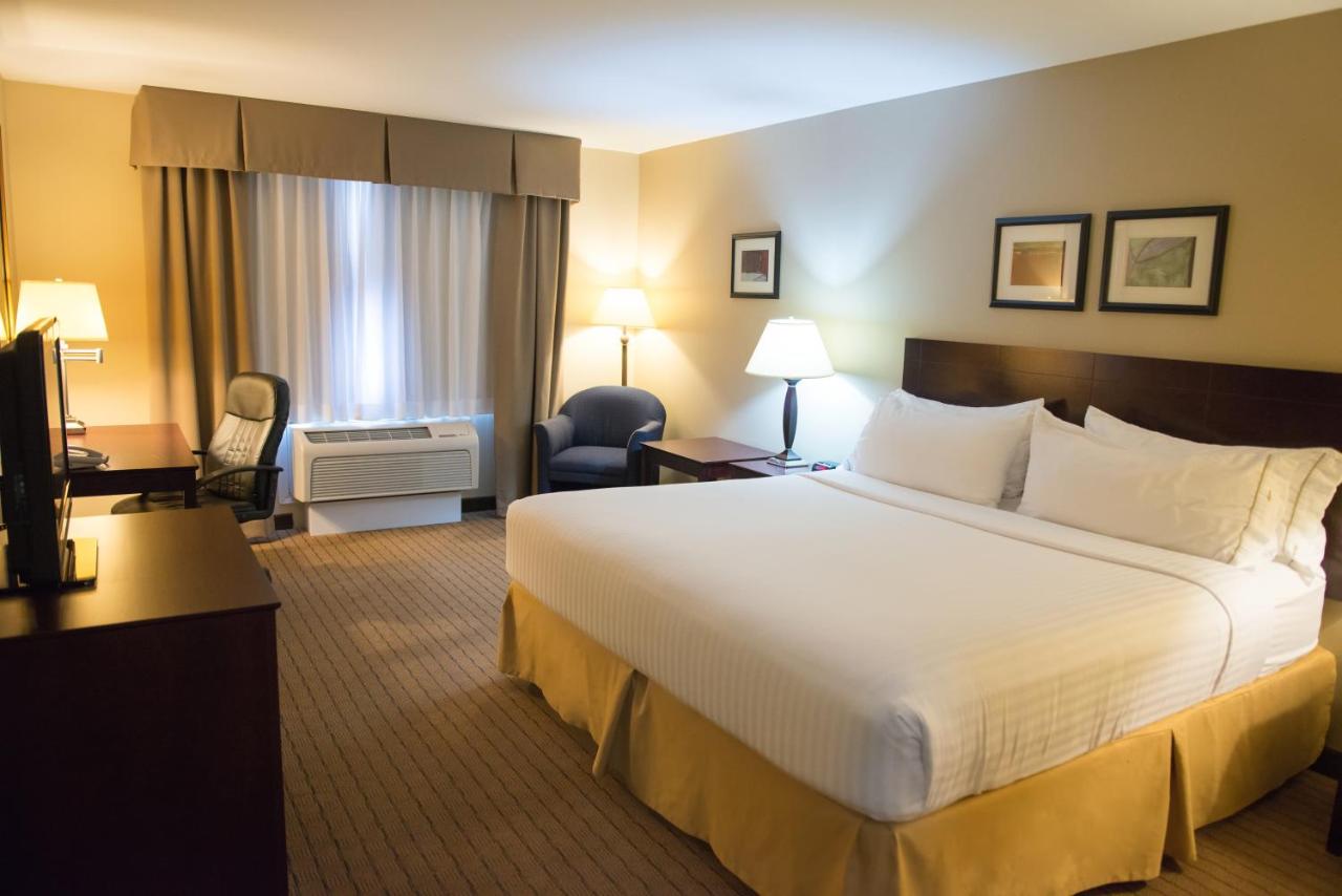 | Holiday Inn Express Devils Lake, an IHG Hotel