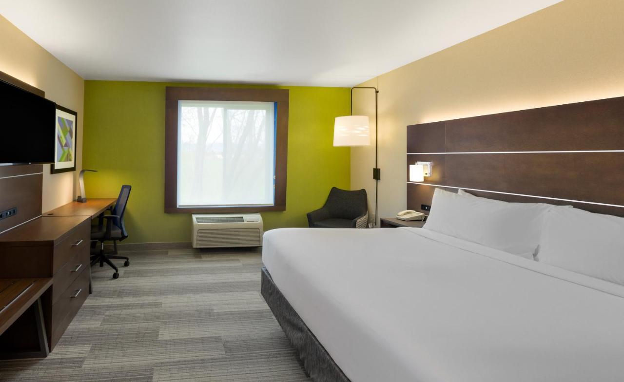 King Room with Hot Tub at Holiday Inn Express Ellensburg by IHG