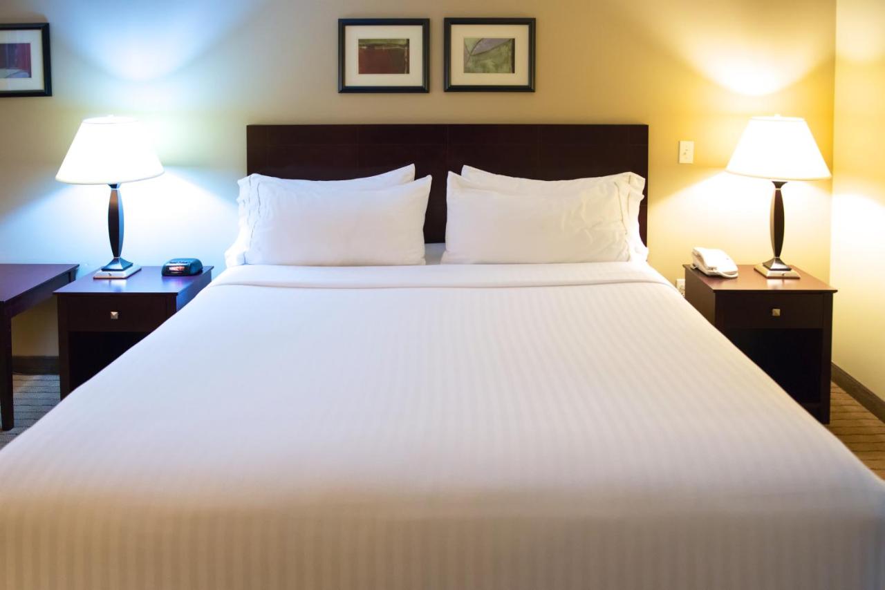 | Holiday Inn Express Devils Lake, an IHG Hotel