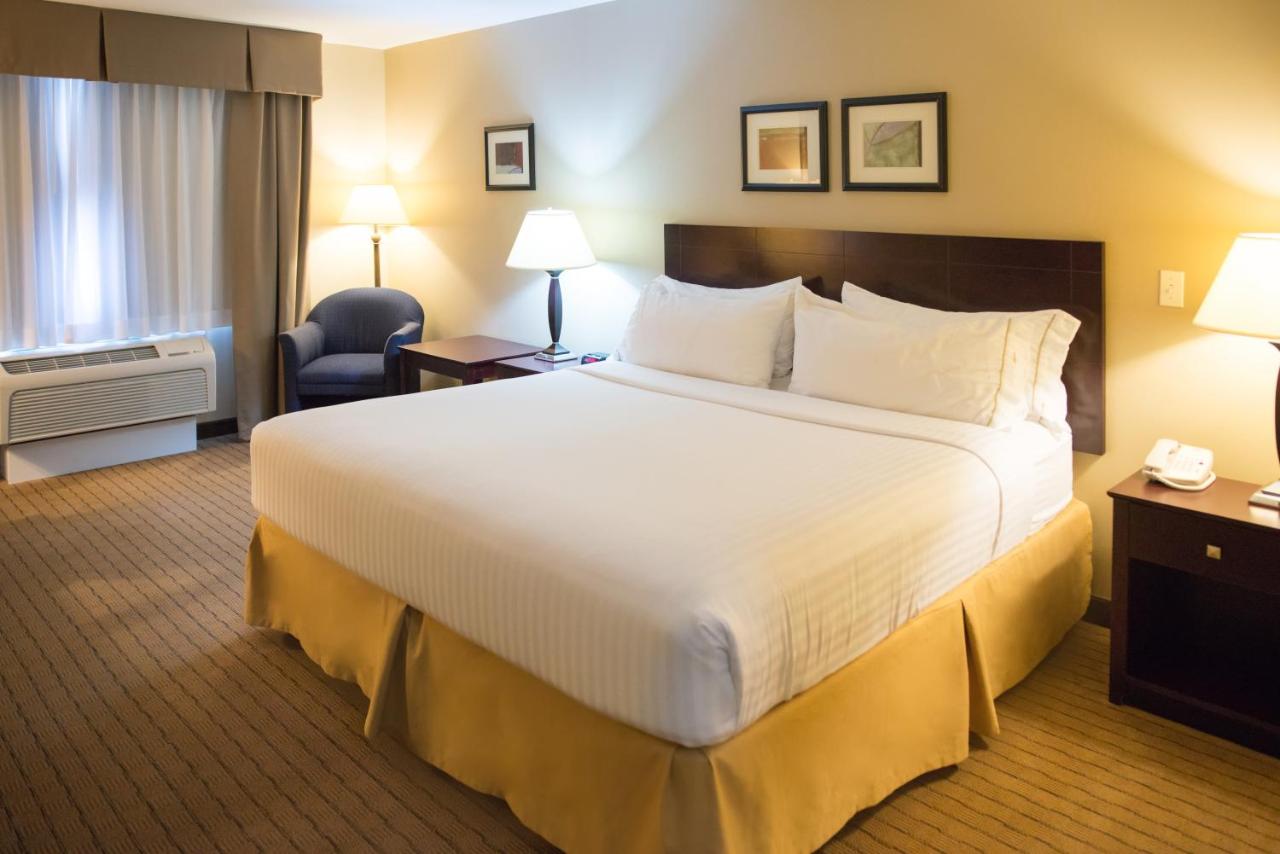 | Holiday Inn Express Devils Lake, an IHG Hotel