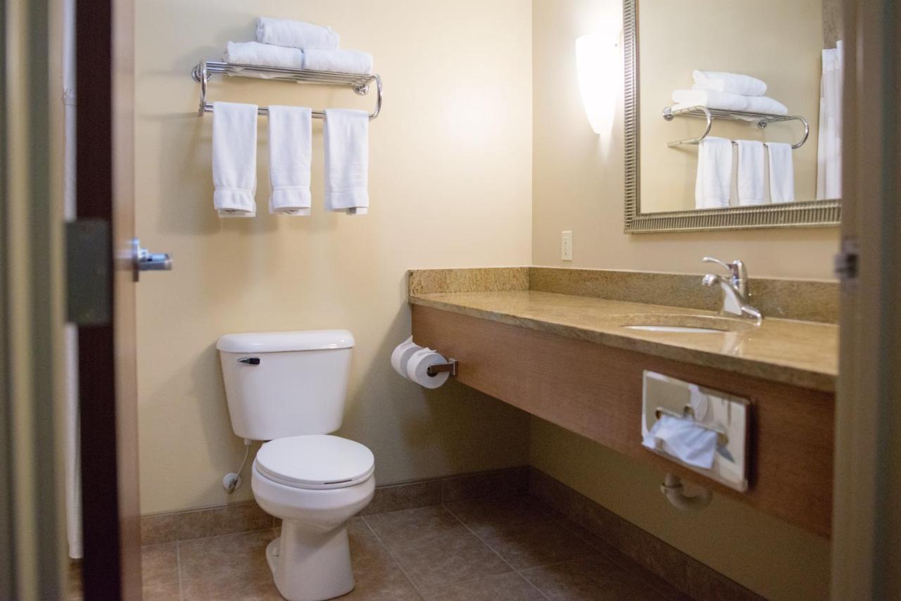 | Holiday Inn Express Devils Lake, an IHG Hotel