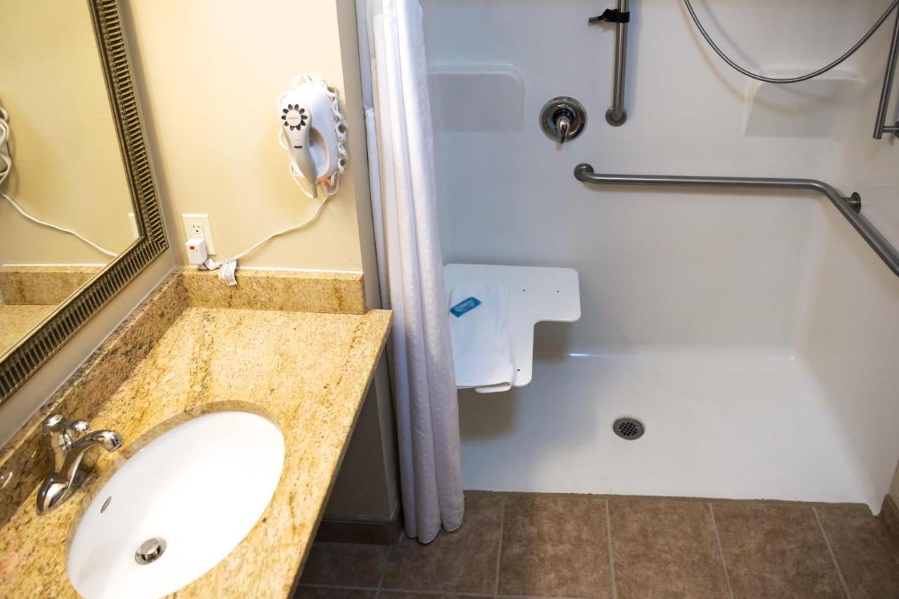 | Holiday Inn Express Devils Lake, an IHG Hotel