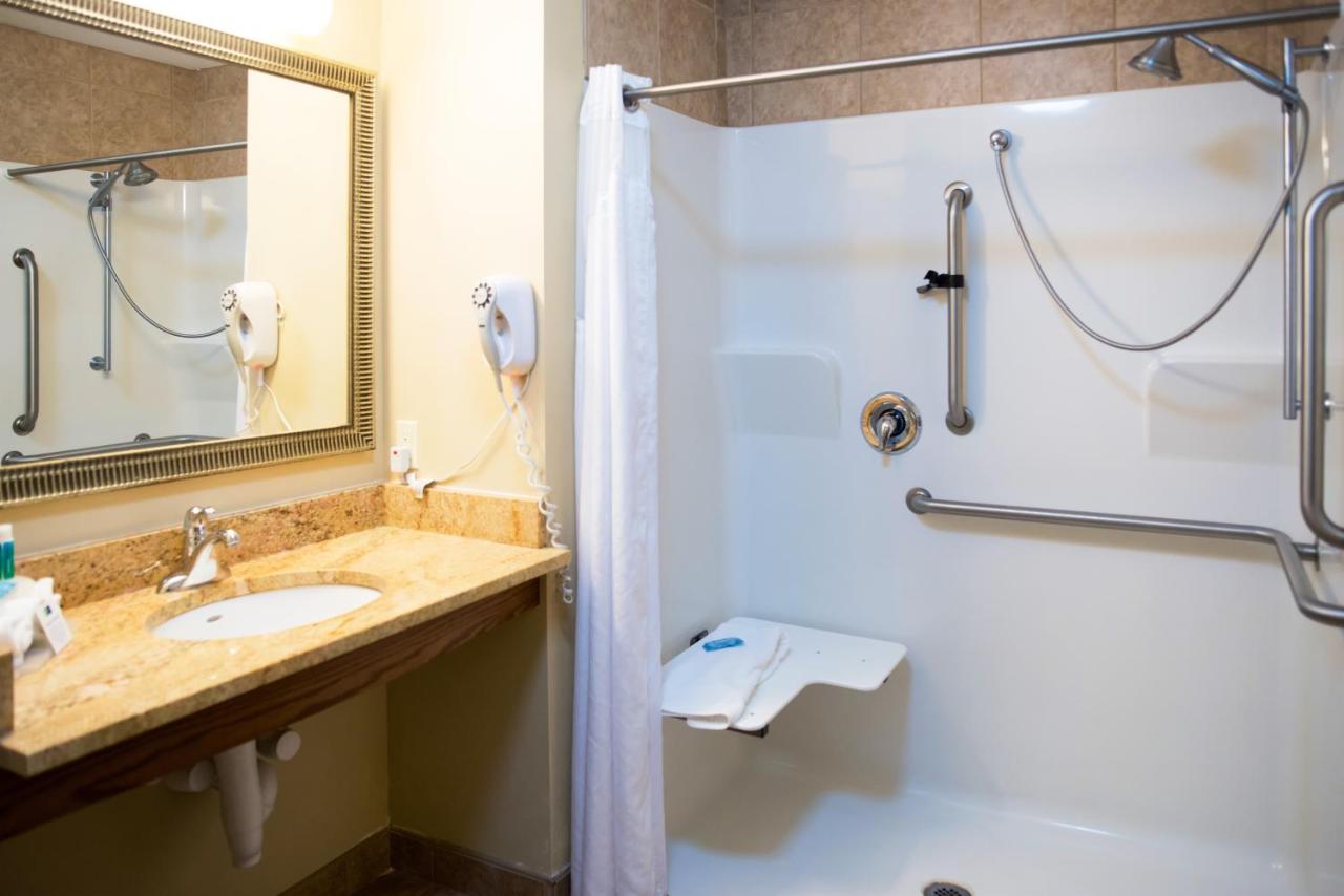 | Holiday Inn Express Devils Lake, an IHG Hotel