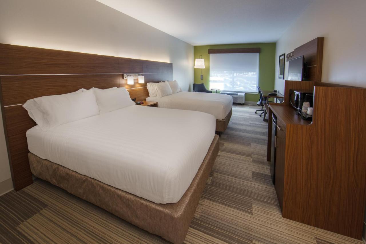 Queen Room with Two Queen Beds - Hearing Accessible at Holiday Inn Express Gatlinburg Downtown by IHG