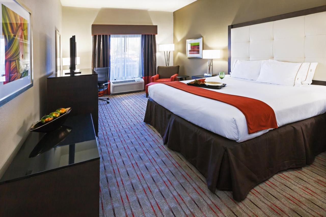 King Room with Wheelchair Access - Non-Smoking at Holiday Inn Express Frisco Legacy Park Area by IHG