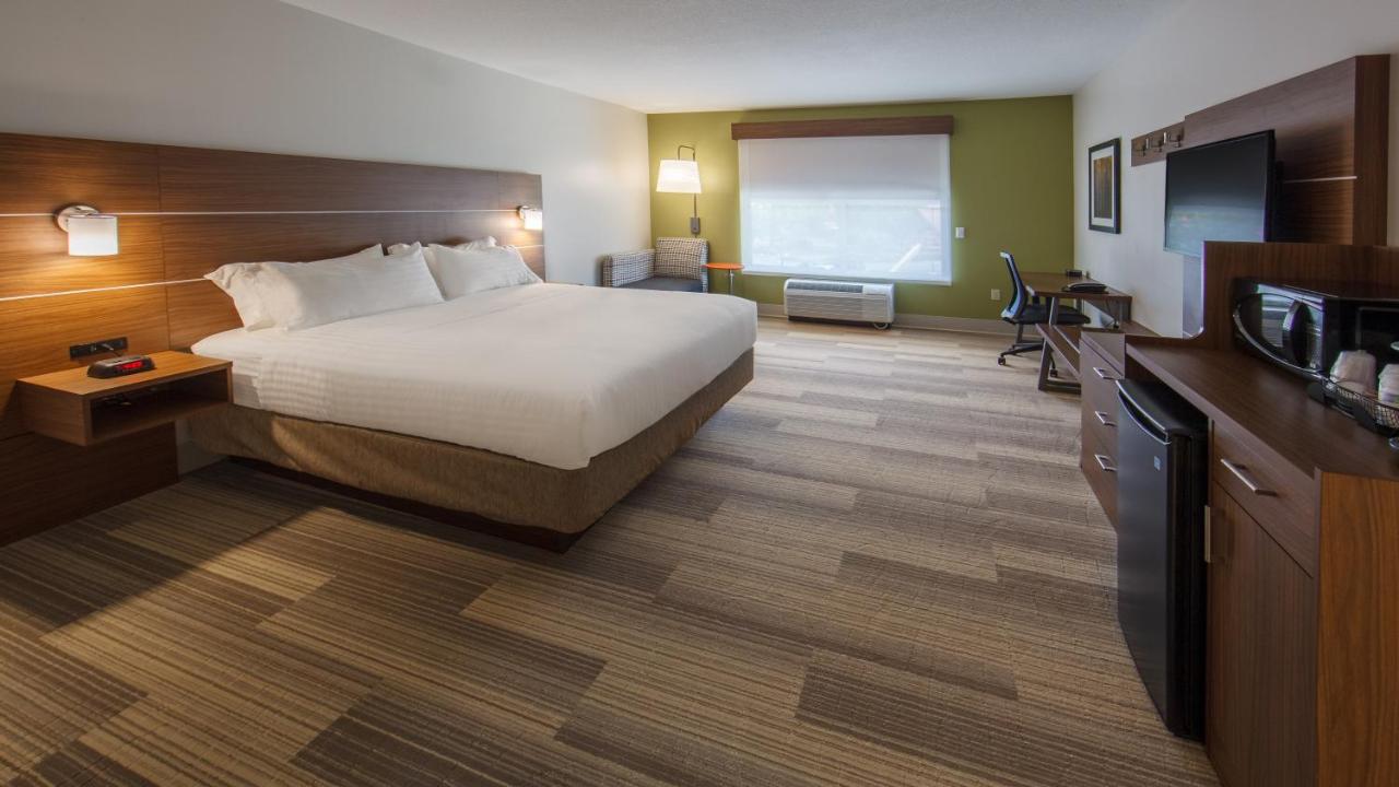 King Room - Hearing Accessible - Non-Smoking at Holiday Inn Express Gatlinburg Downtown by IHG