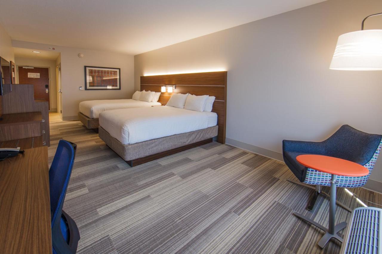 Queen Room with Two Queen Beds - Hearing Accessible at Holiday Inn Express Gatlinburg Downtown by IHG