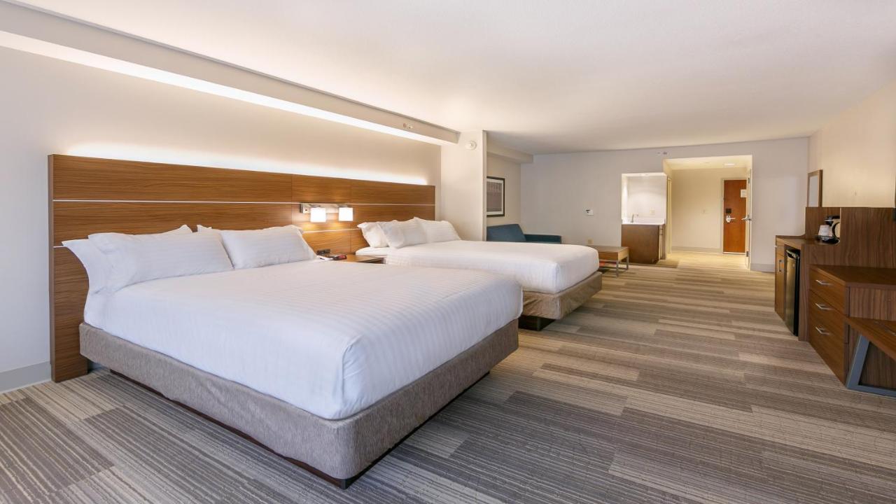 Queen Suite with Two Queen Beds at Holiday Inn Express Gatlinburg Downtown by IHG