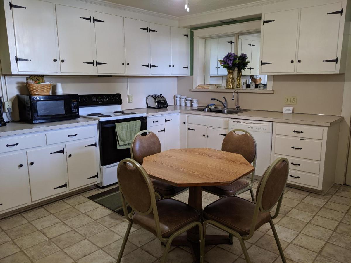 | Spruce Lane Lodge and Cottages