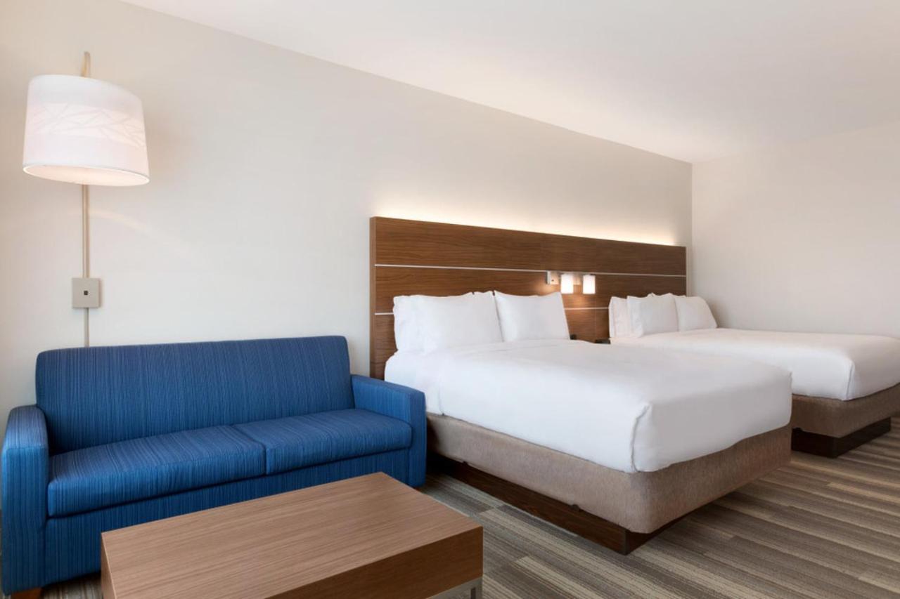 Twin Room - Mobility Access with Bath Tub at Holiday Inn Express and Suites-Cincinnati NE - Red Bank Road by IHG