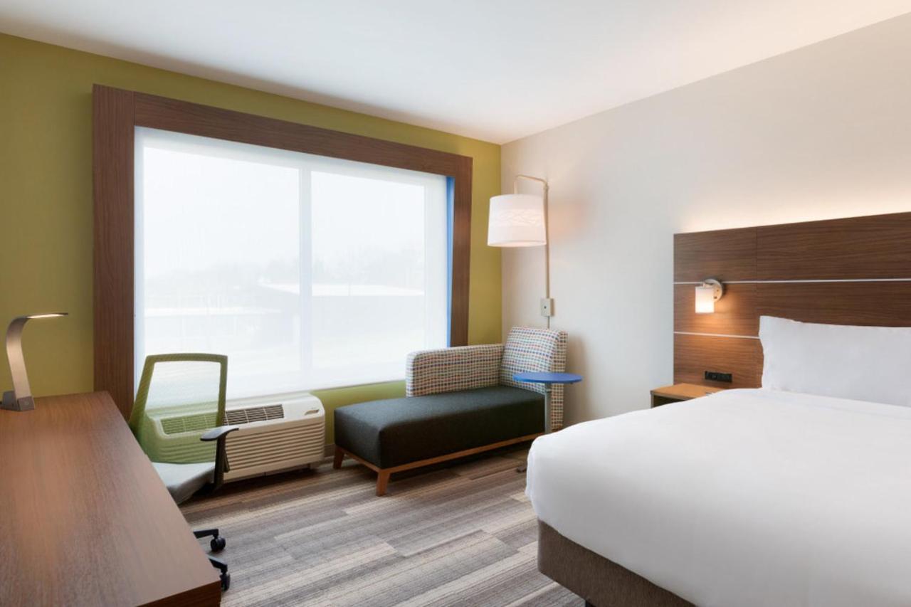 King Room - Hearing Accessible - Non-Smoking at Holiday Inn Express and Suites-Cincinnati NE - Red Bank Road by IHG