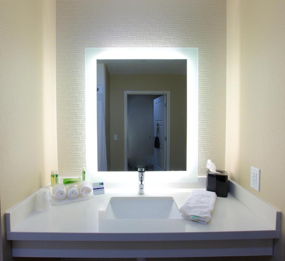 | Holiday Inn Express Fargo SW I94 Medical Center, an IHG Hotel